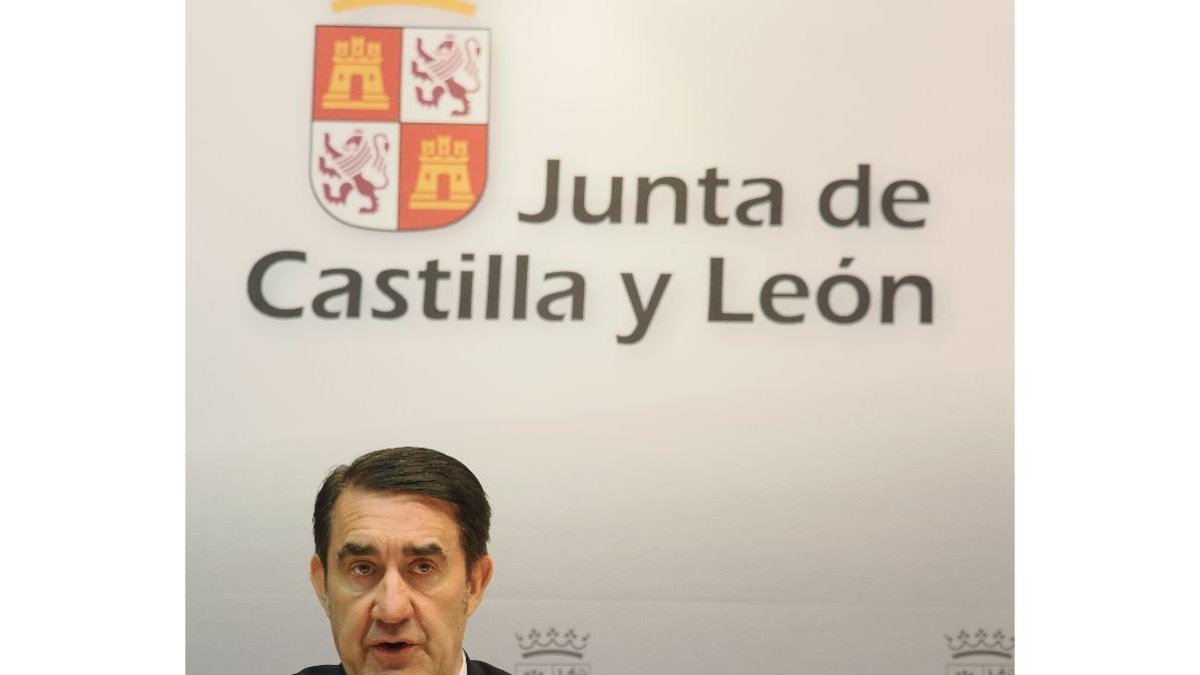 El consejero de Medio Ambiente, Vivienda y Ordenación del Territorio, Juan Carlos-Suárez Quiñones, durante la rueda de prensa. ICAL