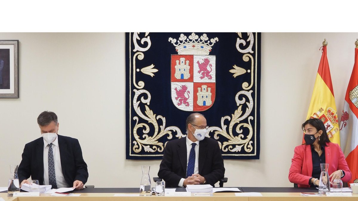 Francisco Vázquez, Luis Fuentes y Ana Sánchez, en un momento de la reunión de la Mesa de las Cortes. ICAL.