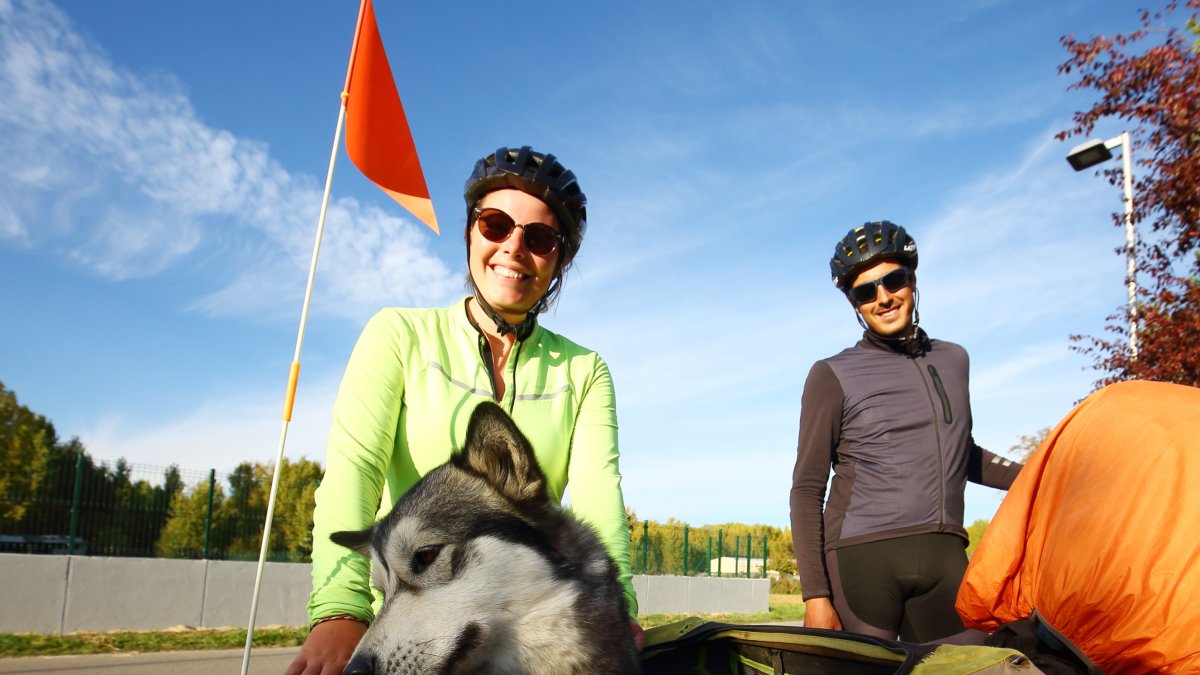 Los peregrinos franceses Nicolás David y Adeline Guichard, junto a su perra Praline, hacen el Camino de Santiago desde Nantes (Francia). -ICAL