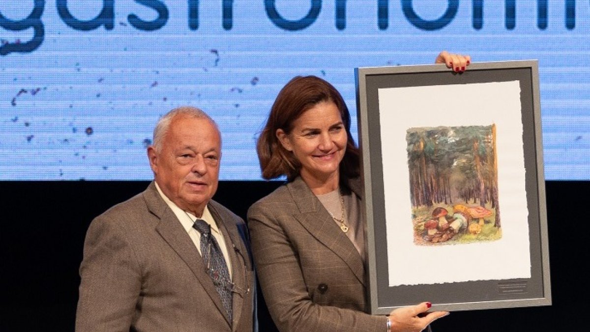 El consejero de Cultura, Turismo y Deporte, Gonzalo Santonja, entrega del IV Reconocimiento Internacional de Cocina y Turismo Micológico de Castilla y León a la cocinera Samantha Vallejo-Nágera. -ICAL