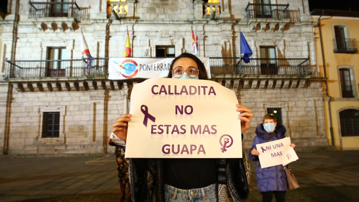 Concentración de la plataforma de mujeres por la Igualdad del Bierzo y Laciana en apoyo a Raquel Díaz. ICAL