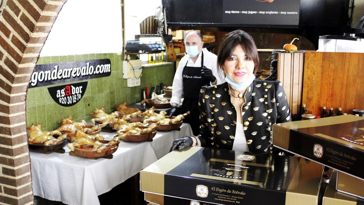 Aurora Arias y Juan Rodríguez, en la cocina del Figón de Arévalo junto a los cochinillos listos para enviar.