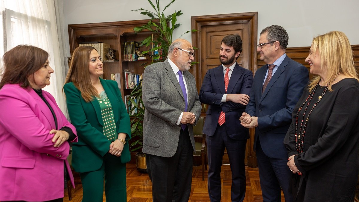 El vicepresidente de la Junta, Juan García-Gallardo y la delegada del Gobierno , Virginia Barcones; el Consejero de Agricultura, Gerardo Due?as, asisten a la firma del convenio para la modernización de los regadíos de los canales de Eza y de Ínes.- ICAL