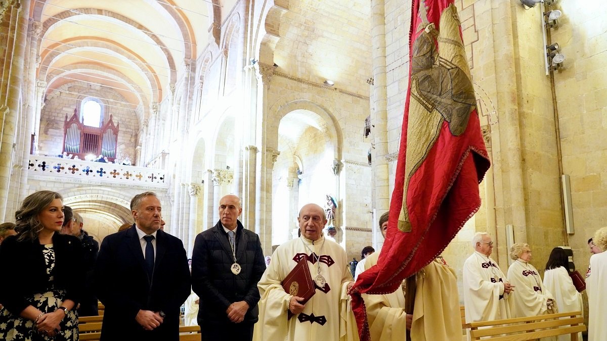 El presidente de las Cortes, Carlos Pollán y el alcalde, José Antonio Diez, asisten a la celebración de la Traslación de las Reliquias de San Isidoro en el 960 aniversario de su llegada de Sevilla a León. -ICAL