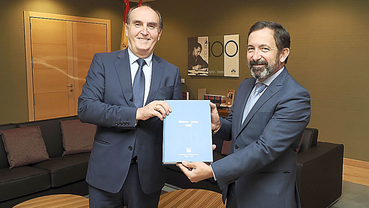 El comisionado, que ejerce el Procurador del Común, Tomás Quintana, en la entrega de la Memoria. ICAL