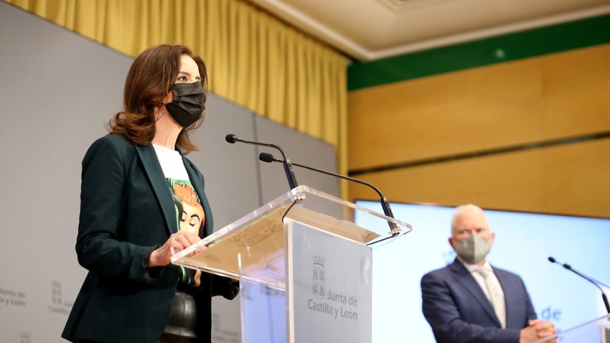La consejera de Empleo e Industria, Ana Carlota Amigo, y el presidente ejecutivo de Latem Aluminium, Macario Fernández, informan sobre el Proyecto Industrial Prioritario de la compañía.- ICAL