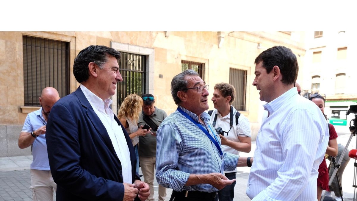 El presidente del Partido Popular de Castilla y León, Alfonso Fernández Mañueco, ejerce su derecho al voto en la Delegación de Economía y Hacienda.-ICAL
