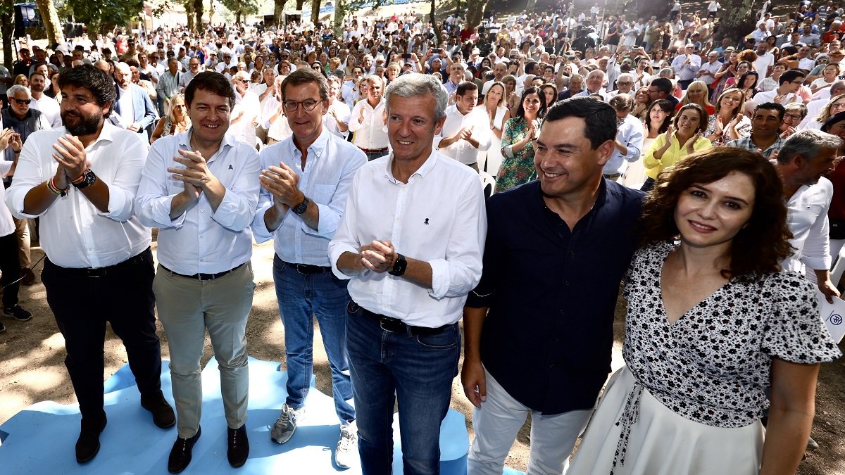 El presidente del PPCyL y de la Junta, Alfonso Fernández Mañueco, junto al líder nacional del partido, Alberto Núñez Feijóo, durante la inauguración del curso político en un acto en Cerdedo-Cotobade (Pontevedra).- ICAL