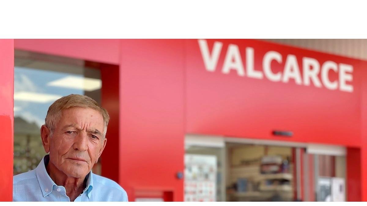 Pepe Valcarce en la primera gasolinera que puso en marcha junto a su hotel en Vega de Valcarce, junto a la Nacional VI.- P.R.L.