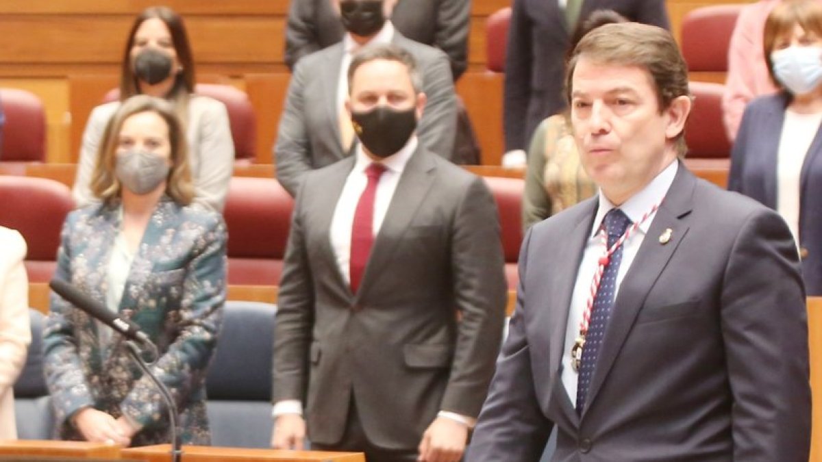 Santiago Abacal, al fondo, en un momento de la toma posesión Alfonso Fernández Mañueco, en una imagen de archivo.-ICAL