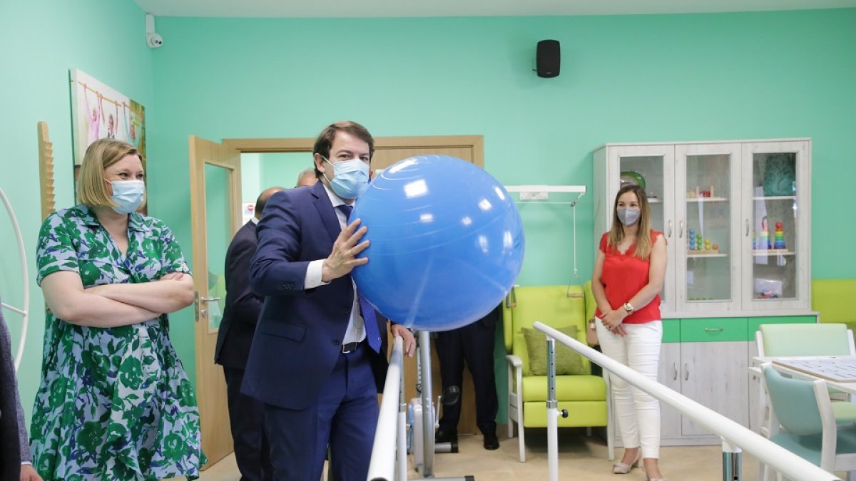 El presidente Mañueco en la visita a la nueva residencia en Trabazos. - ICAL