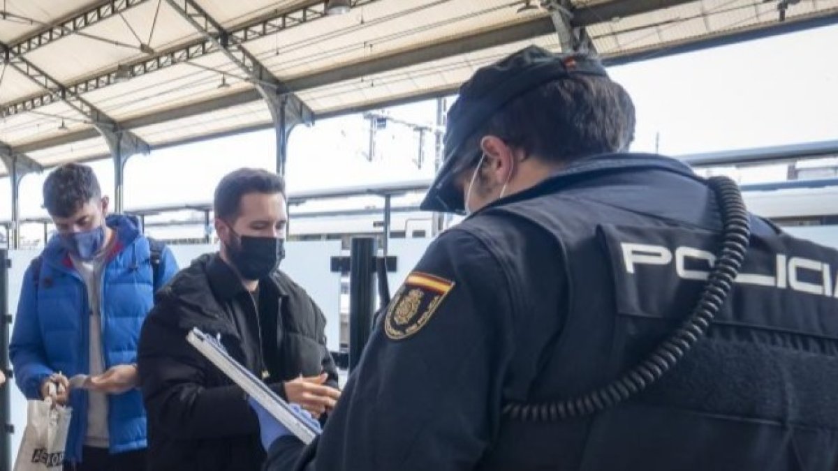 La policía, en una imagen de archivo, vigilando la estación de tren de Valladolid. MIGUEL ÁNGEL SANTOS / PHOTOGENIC