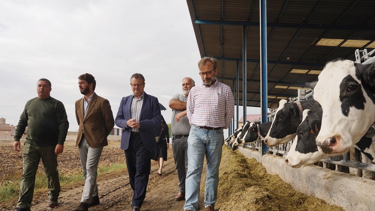 El vicepresidente de la Junta, Juan García-Gallardo, en su visita las instalaciones de la explotación de ganado bovino para la producción de leche de El Cantón.- ICAL