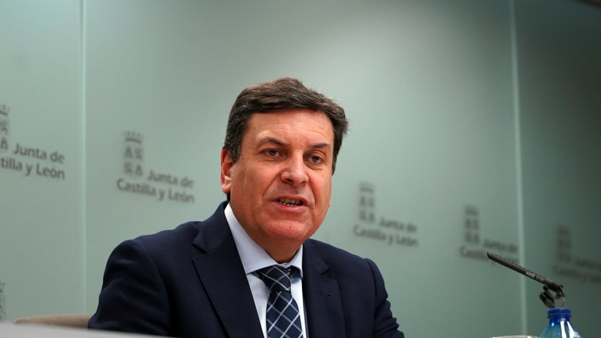 El consejero de Economía y Hacienda y portavoz, Carlos Fernández Carriedo, comparece en rueda de prensa posterior al Consejo de Gobierno. ICAL