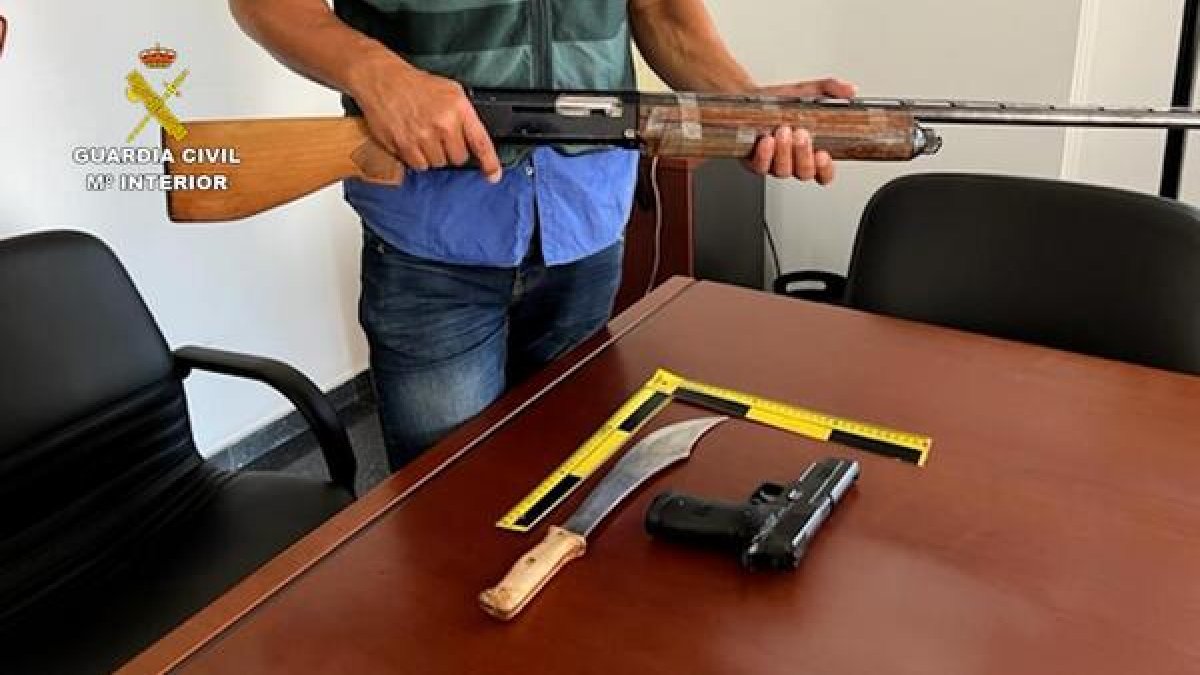 Armas incautadas por la Guardia Civil tras detener a dos personas e investigar a otras dos en el marco de la operación Trisjelo, que investiga un robo cometido en una vivienda de Cubillos del Sil (León). -ICAL