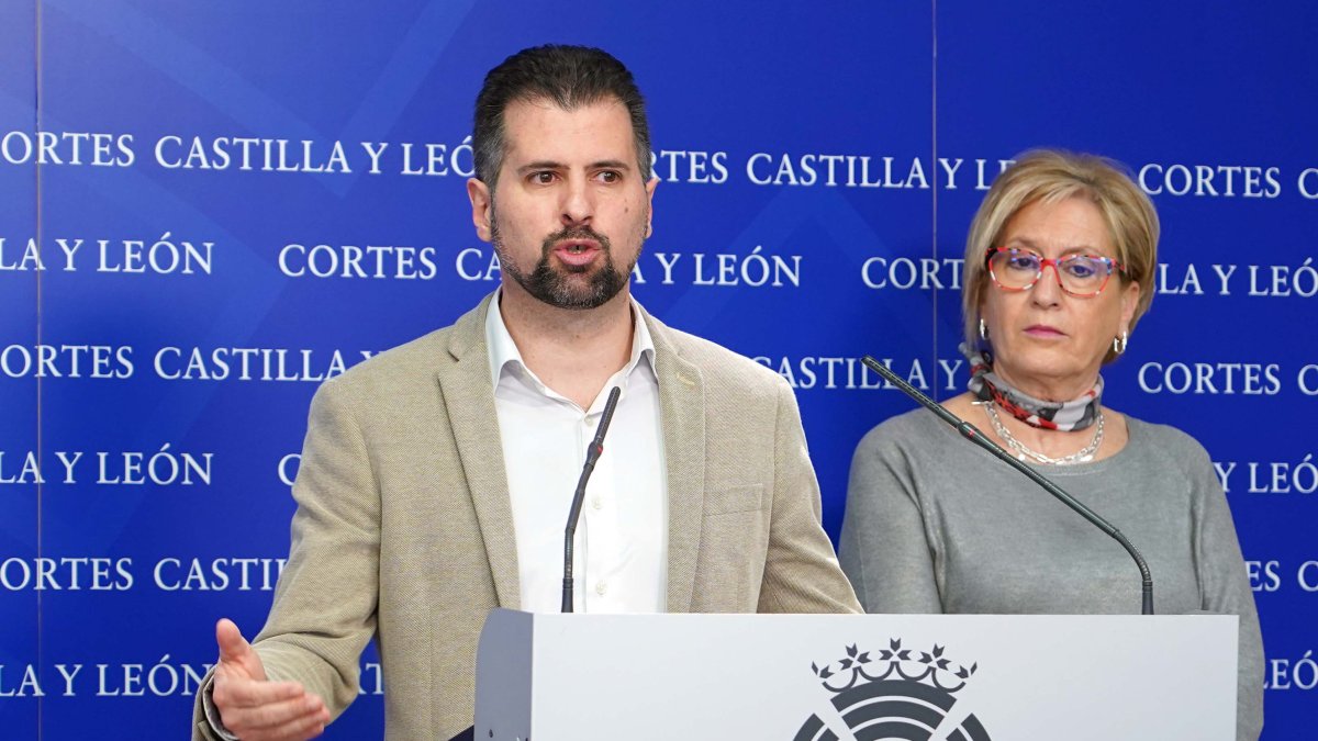 El secretario general del PSOECyL y portavoz en las Cortes, Luis Tudanca, analiza cuestiones de actualidad relacionadas con la Dependencia en Castilla y León y anuncia medidas parlamentarias. Le acompaña la viceportavoz de Familia e Igualdad de Oportunidades, Isabel Gonzalo. ICAL