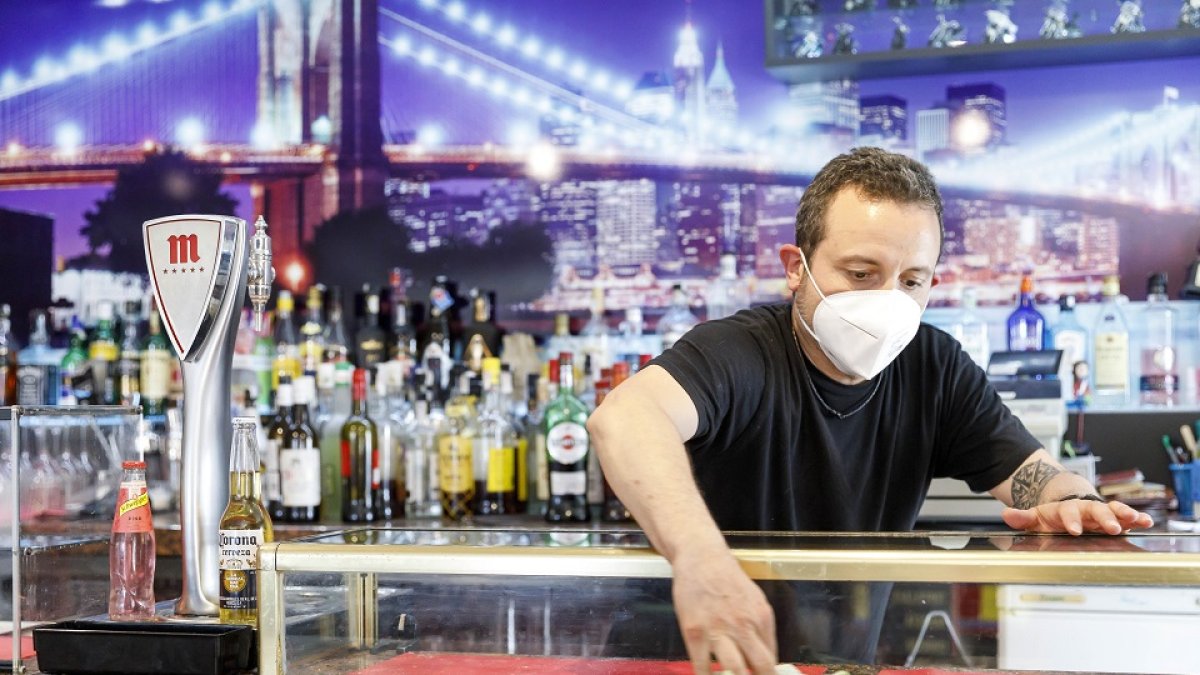 Barra de un bar durante la pandemia. - ICAL