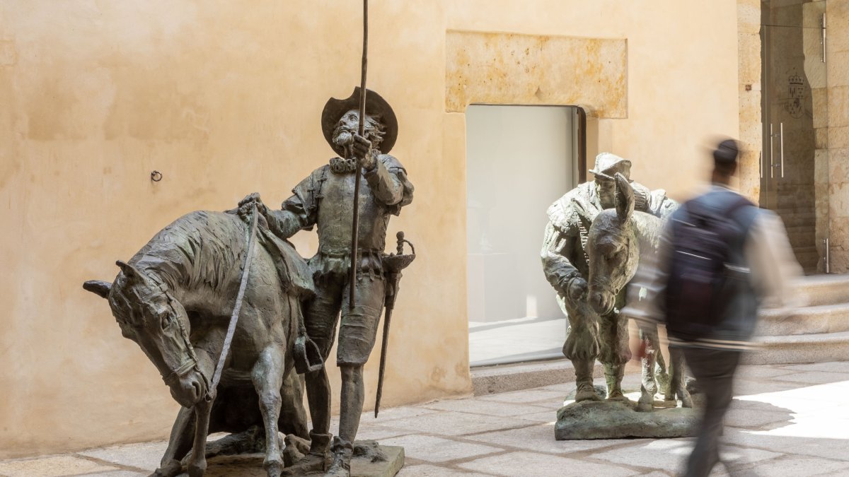 Apertura de la exposición 'Mayoral, un pintor que modelaba' en la Torre de los Anaya en Salamanca .-ICAL