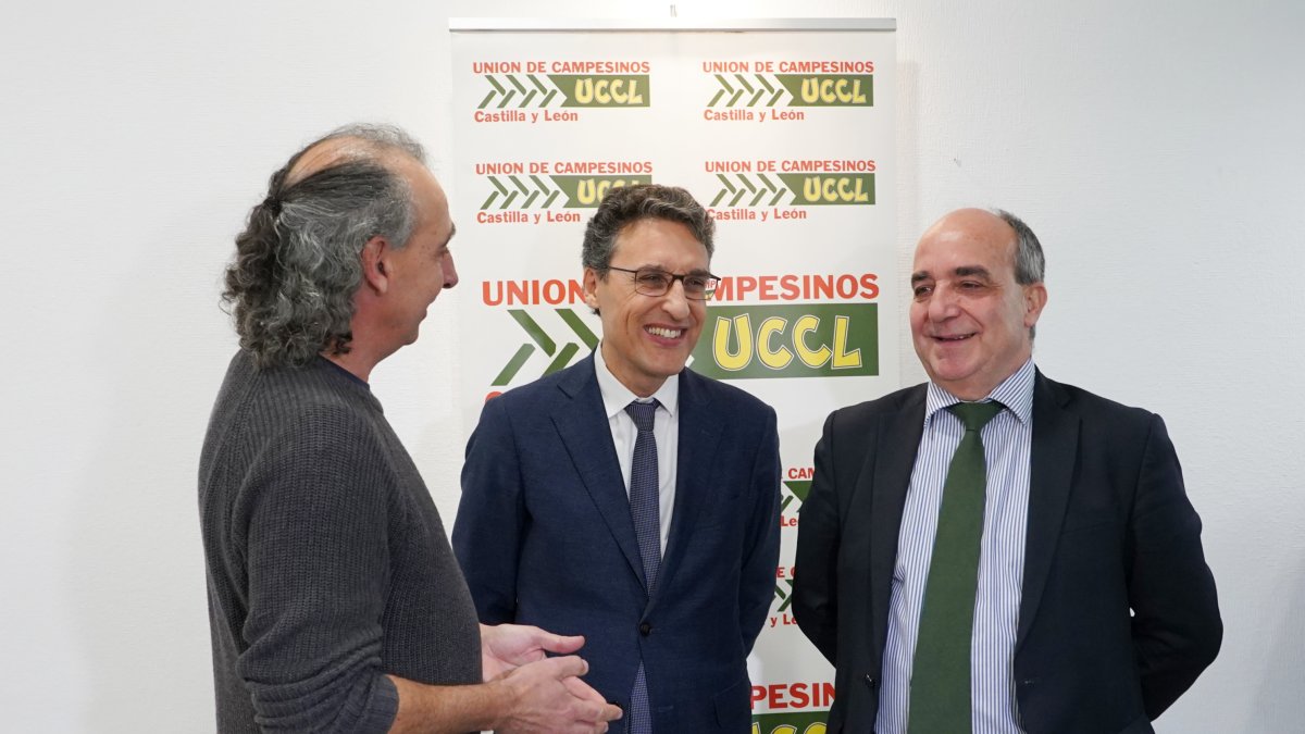 El coordinador regional de UCCL Jesús Palacín; el secretario General del Ministerio de Agricultura, Pesca y Alimentación, Fernando Miranda y el viceconsejero de Política Agraria Comunitaria y Desarrollo Rural de la Junta, Pedro Medina en una jornada informativa sobre la ‘Aplicación de la PAC a partir de 2023’. ICAL