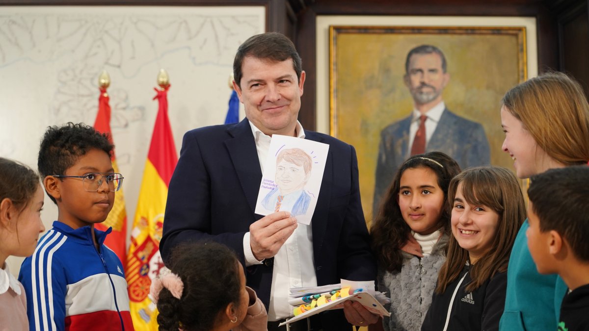 Mañueco durante la visita del 'CRA' El Jalón. ICAL.