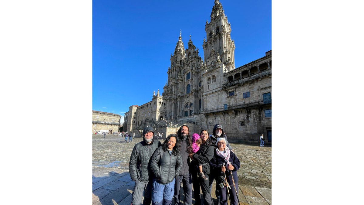 El youtuber y su familia en la Plaza de Obradoiro de Santiago. VAGABOOM