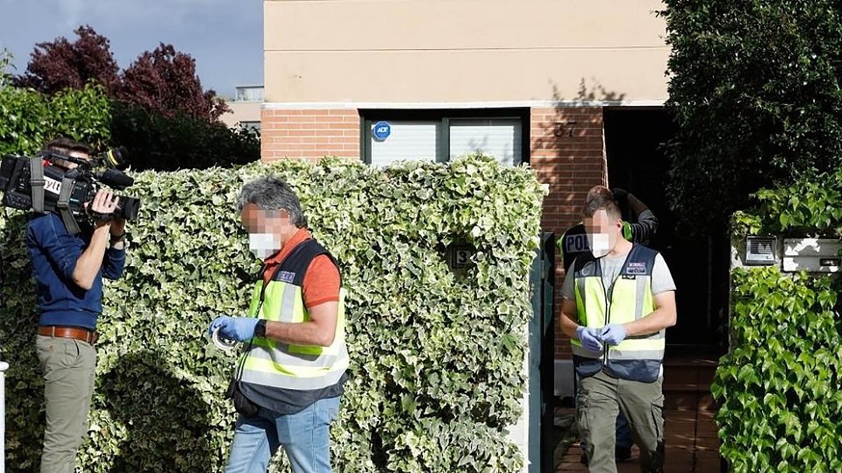 Agentes de la Policía Científica salen del chalet de la urbanización Santa Ana de Valladolid tras el homicidio de un esposo a su mujer el 21 de junio de 2021.- J. M. LOSTAU