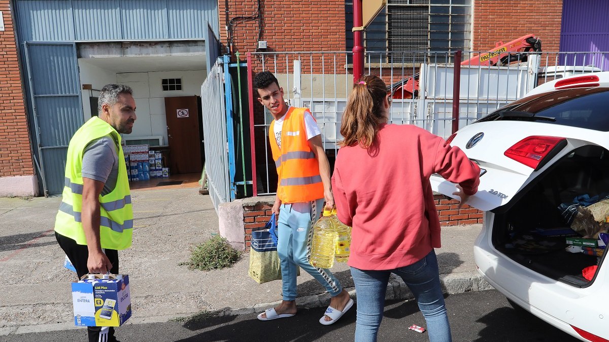Campaña de recogida de ropa, alimentos y medicamentos para los damnificados por el terremoto de Marruecos a través de la Asociación Islámica de Palencia, en la imagen Tarik, Aziz y El Mehdi colocan y recogen la ayuda recibida.- ICAL