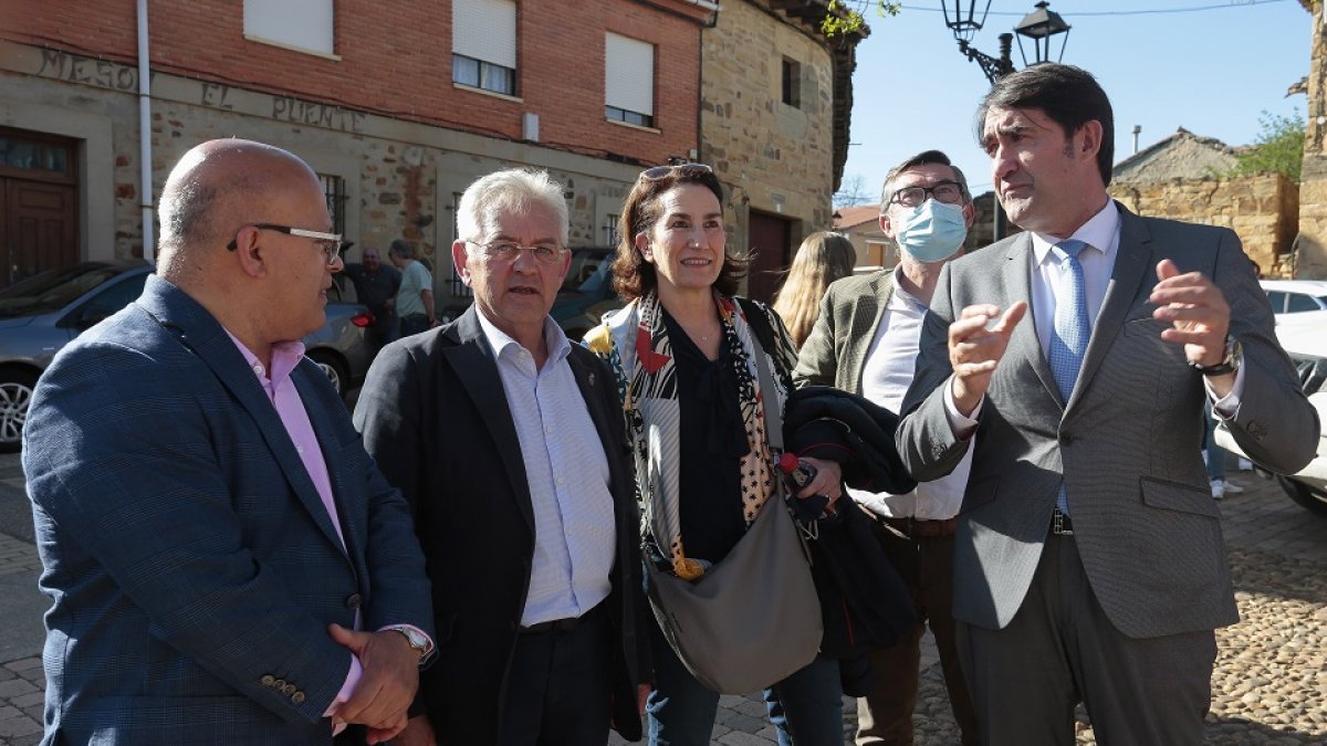 El consejero de Medio Ambiente, Vivienda y Ordenación del Territorio, Juan Carlos Suárez-Quiñones y la directora general de Biodiversidad, Bosques y Desertificación del Ministerio para la Transición Ecológica y el Reto Demográfico, María Jesús Rodríguez, presentan el simulacro contra incendios forestales organizado conjuntamente por ambas administraciones.- ICAL