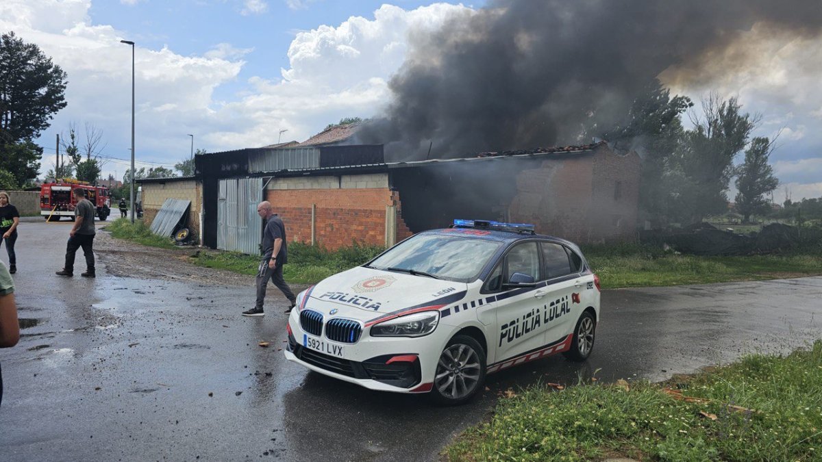 Incendio en una nave ganadera en León. E.M.