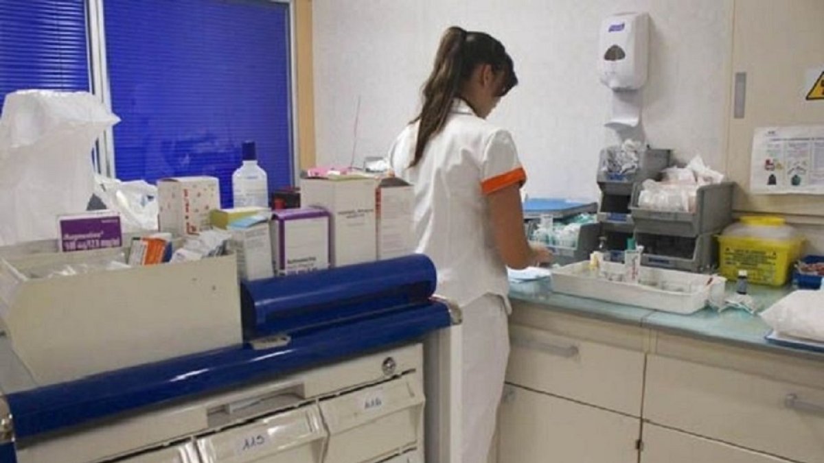 Equipo médico en un centro sanitario. -E.M.