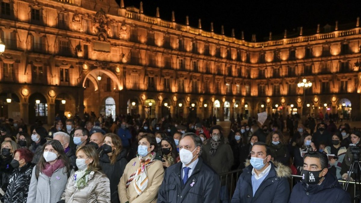 El alcalde, concejales y representantes de diferentes instituciones de la ciudad se concentran por la eliminación de la violencia contra las mujeres | David Arranz / ICAL .