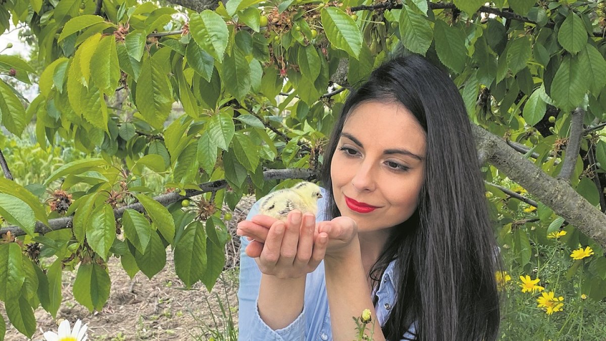 Gloria Marino, con un pollito en una de sus actividades.- E. M.