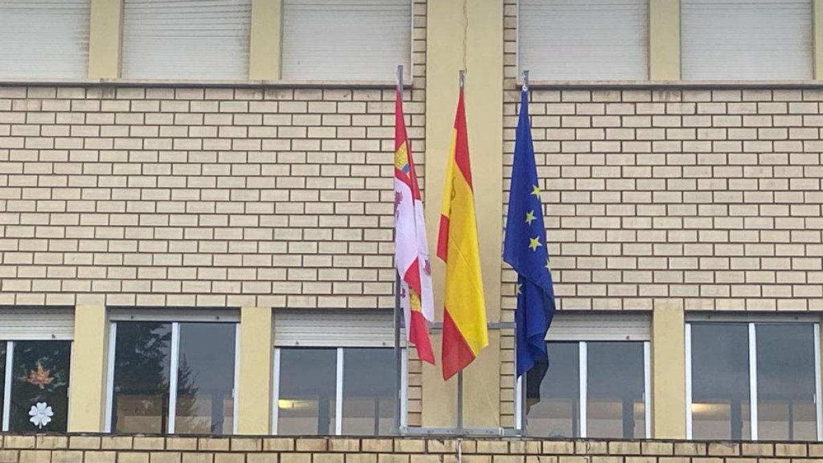 Imagen de las banderas en el colegio Gumersindo Azcárate.- UPL