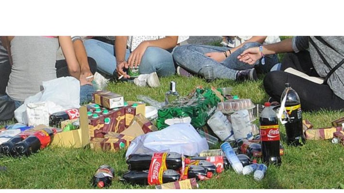 Jóvenes de botellón en una imagen archivo. - ISRAEL L.MURILLO