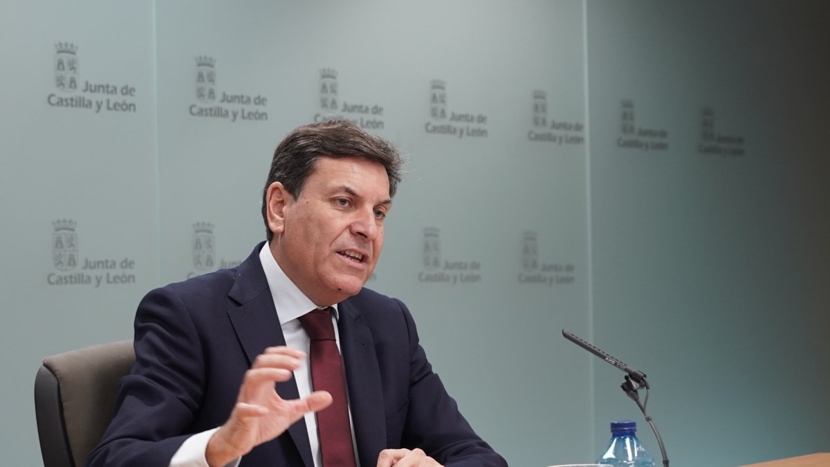 El consejero de Economía y Hacienda y portavoz de la Junta, Carlos Fernández Carriedo, comparece en rueda de prensa posterior al Consejo de Gobierno. ICAL