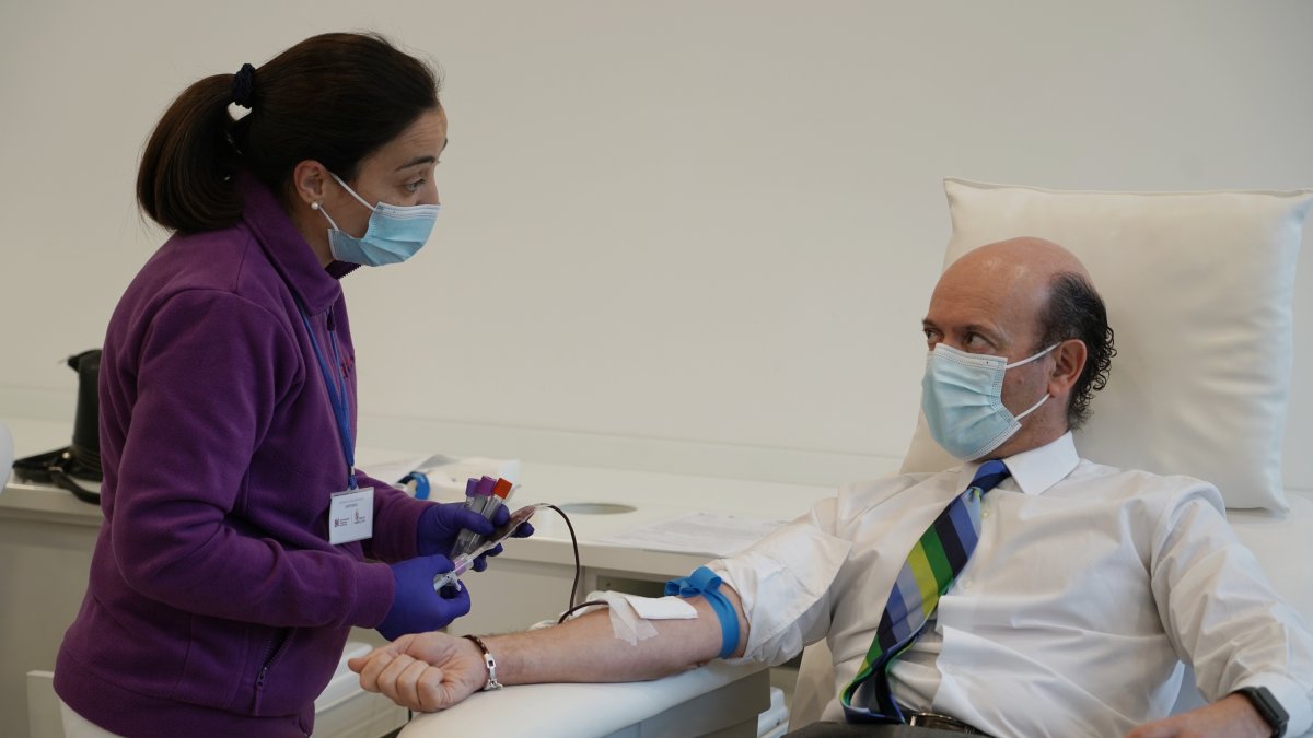 El viceconsejero de Asistencia Sanitaria, Planificación y Resultados en Salud, Jesús García-Cruces Méndez, hace balance de la actual situación del Banco de Sangre en Castilla y León. -ICAL