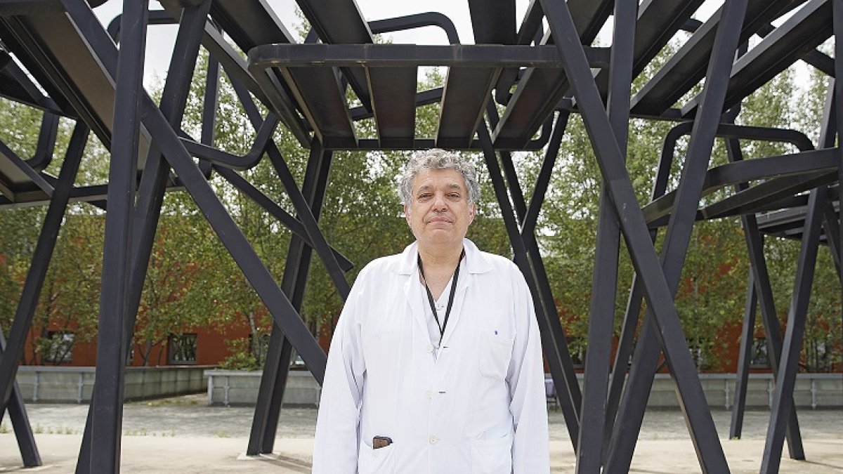 JUAN MIGUEL LOSTAU. 02/06/2021. VALLADOLID. COMUNIDAD DE CASTILLA Y LEÓN. DOCTOR MANUEL FRANCO TRABAJA EN UNA APLICACIÓN PRARA LA PREVENCIÓN DEL SUICIDIO.