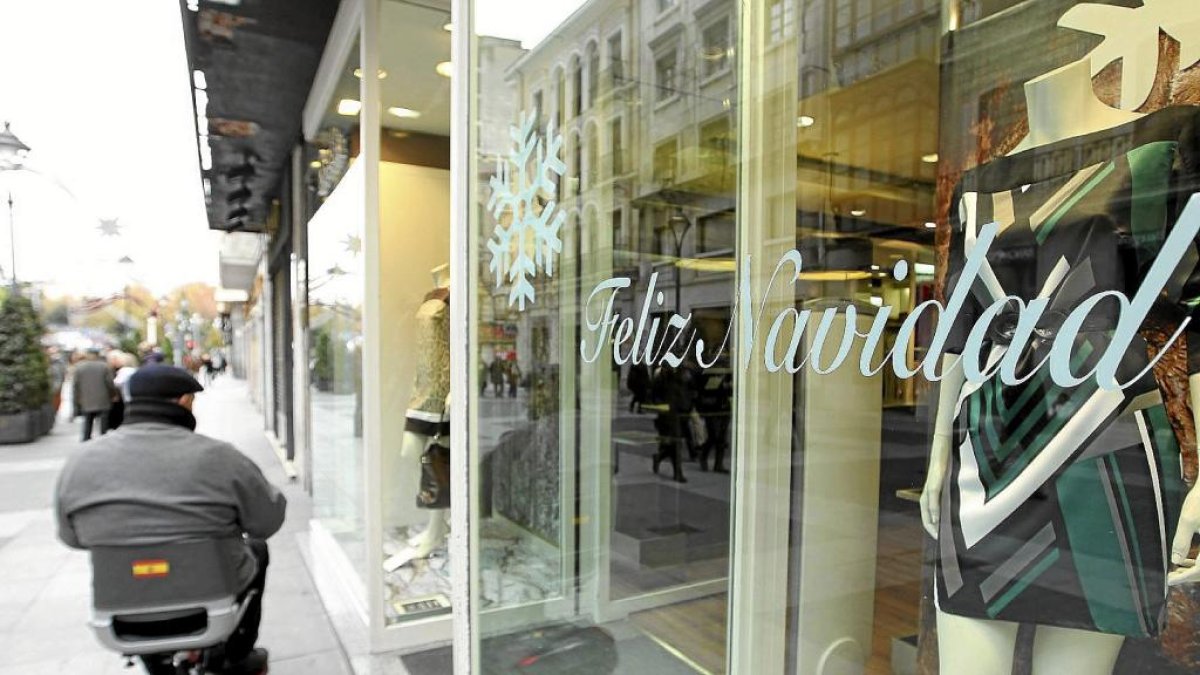 Una tienda de Valladolid abierta en domingo. -E.M.