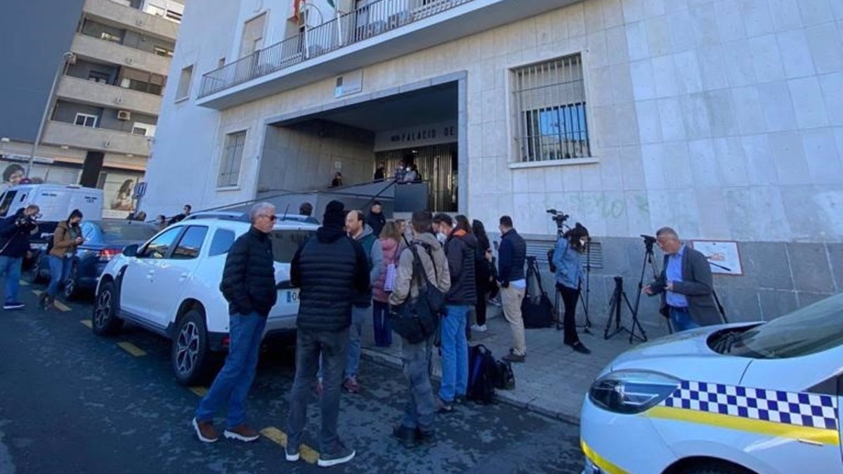 Entrada de la Audiencia de Huelva, en la segunda jornada del juicio contra Bernardo Montoya por el asesinato de la zamorana Laura Luelmo. E. P.