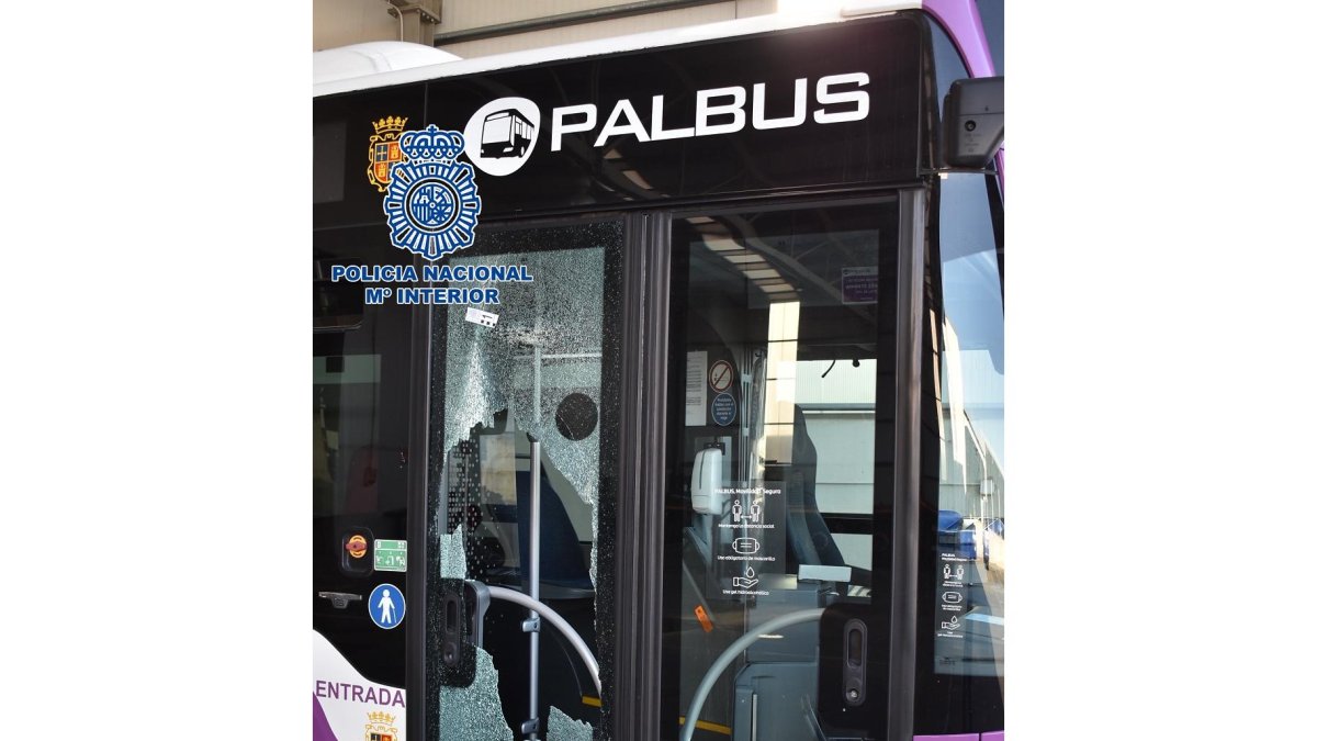 Impacto del proyectil disparado por una pistola en una puerta de un autobús urbano de Palencia. - ICAL