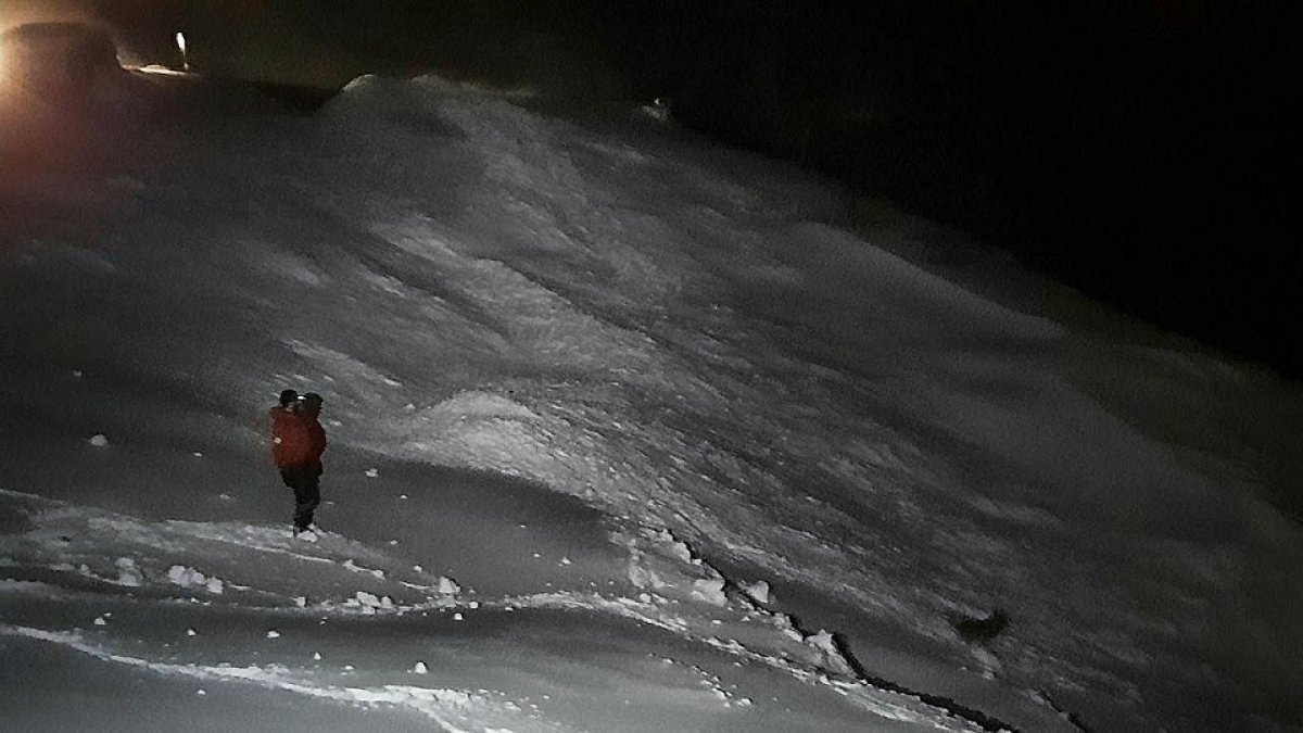 Miembros del Servicio de Emergencias de Asturias durante las labores de búsqueda de los operarios arrastrados por un alud de nieve en San Isidro.- ICAL