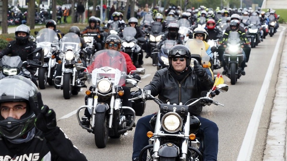 Motoristas durante el recorrido de la manifestación por la lucha de la seguridad vial. MIGUEL ÁNGEL SANTOS / PHOTOGENIC