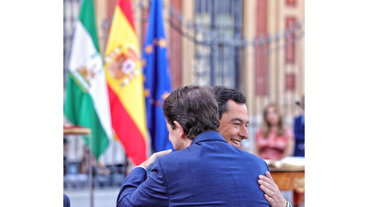 Alfonso Fernández Mañueco y Juan Manuel Moreno Bonila se funden en un abrazo. E.M.