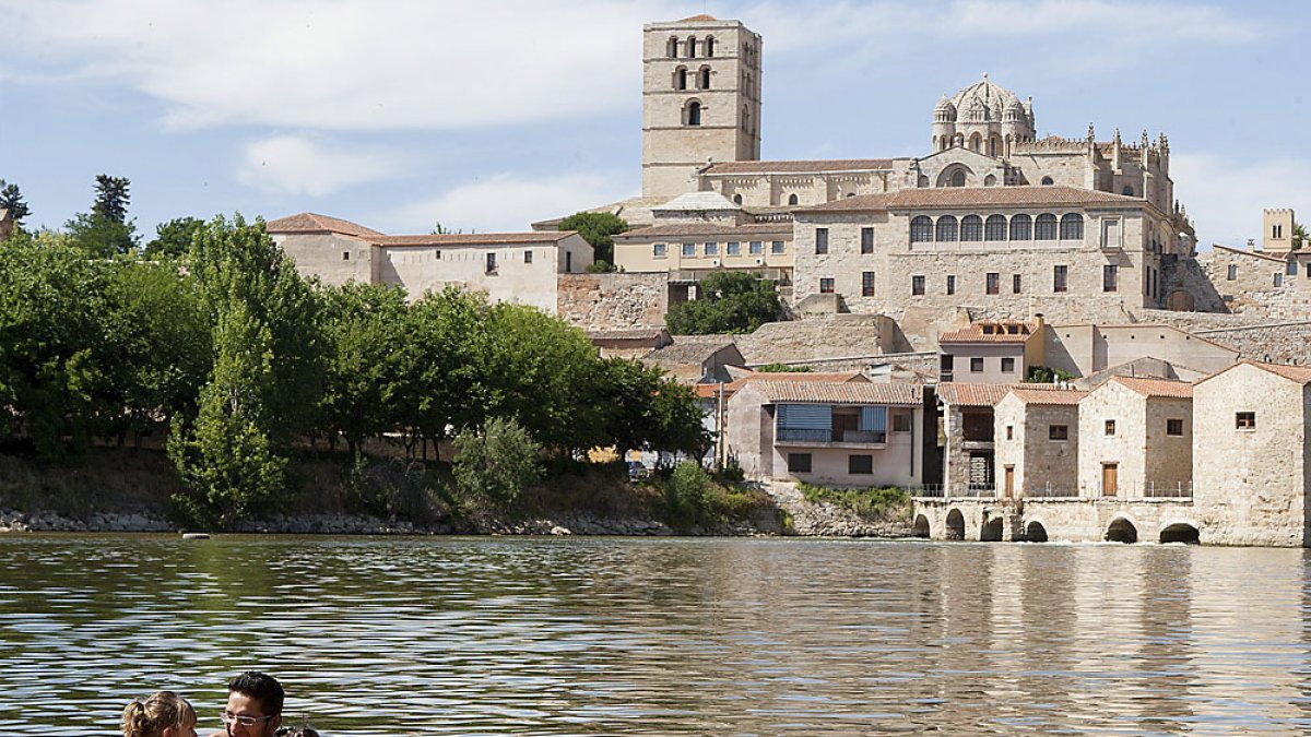 Personas en la zona de la playa de los Pelambres, en el rio Duero, en una imagen de archivo .-E.M.