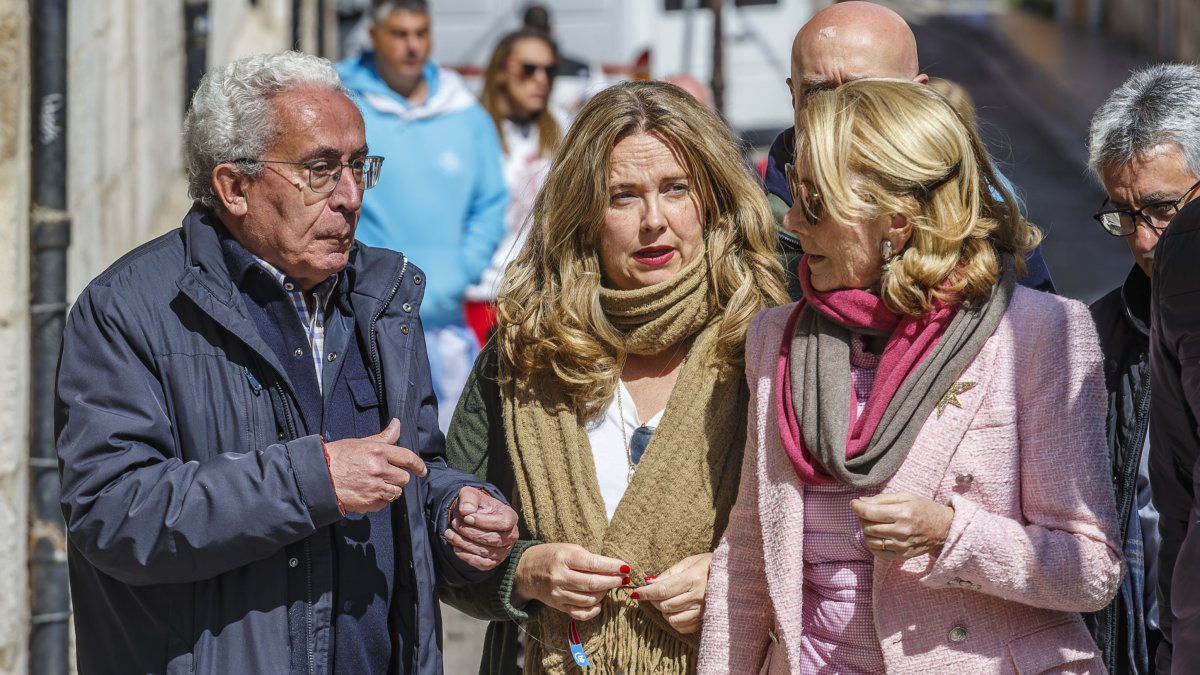 La candidata del PP de Burgos, Cristina Ayala, en el centro este domingo flanqueada por Juan Carlos Aparicio y Esperanza Aguirre.-ICAL
