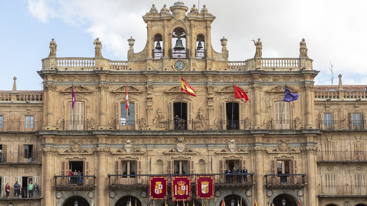 La unidad de las Fuerzas Armadas al servicio de Su Majestad el Rey organiza una jura de bandera para personal civil Salamanca con 400 personas. El acto está presidido por el jefe del Cuarto Militar de la Casa de Su Majestad el Rey, teniente general Emilio Gracia Cirugeda.- ICAL