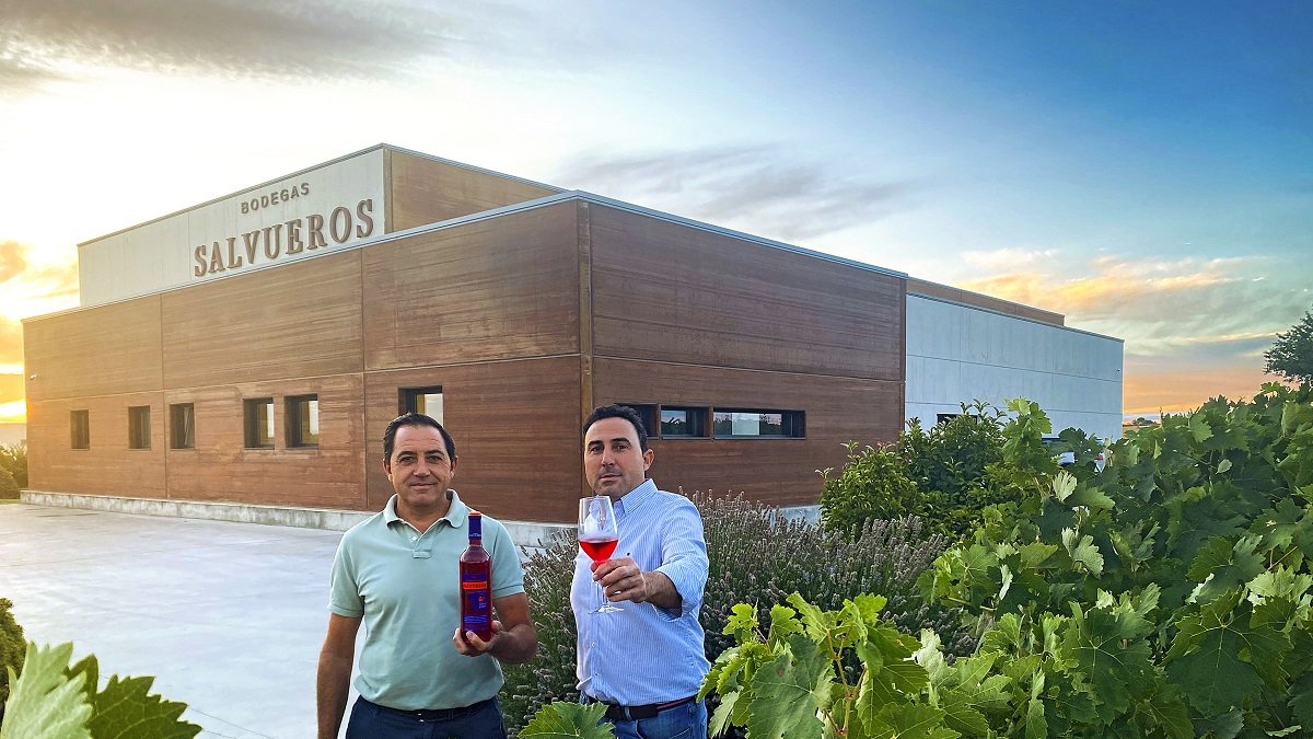 Rafa y Raúl, frente a su bodega, Salvueros, en el término municipal de Mucientes.- ARGICOMUNICACIÓN