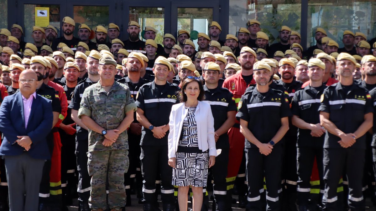 La ministra de Defensa, Margarita Robles, visita el V Batallón de Intervención de la Unidad Militar de Emergencias (UME) en la base militar Conde de Gazola. Ical