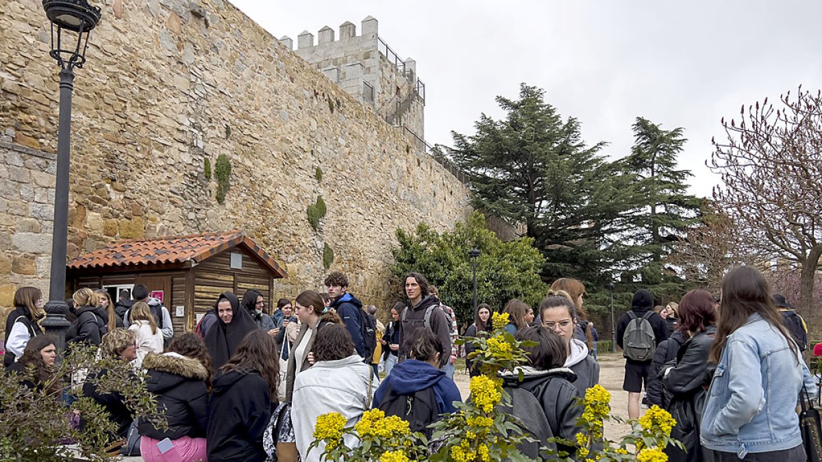 Un grupo de turistas junto a la muralla de Ávila. ICAL