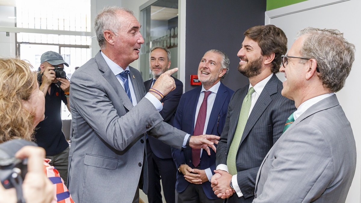 El vicepresidente de la Junta de Castilla y León, Juan García-Gallardo, clausura el Foro 'Presente y Futuro del Comercio de Proximidad en Segovia', organizado por El Adelantado de Segovia.- ICAL
